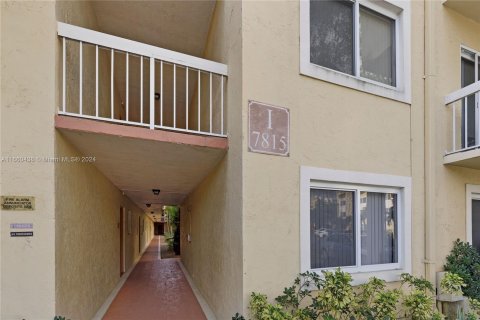 Condo in Miami, Florida, 2 bedrooms  № 1365864 - photo 1