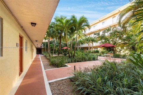 Condo in Miami, Florida, 2 bedrooms  № 1365864 - photo 16