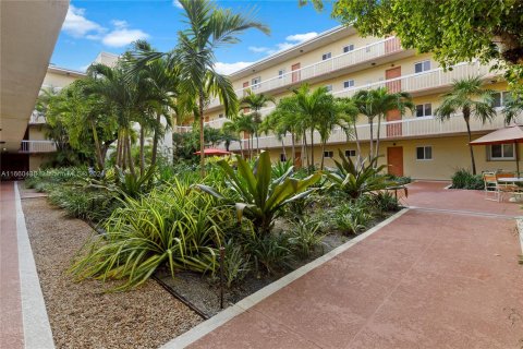 Condo in Miami, Florida, 2 bedrooms  № 1365864 - photo 15