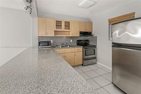 Condo in Miami, Florida, 2 bedrooms  № 1365864 - photo 7