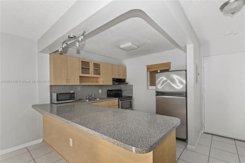 Condo in Miami, Florida, 2 bedrooms  № 1365864 - photo 4