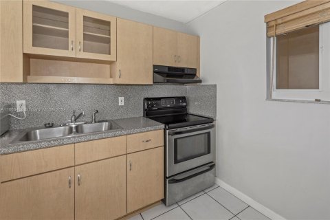 Condo in Miami, Florida, 2 bedrooms  № 1365864 - photo 5