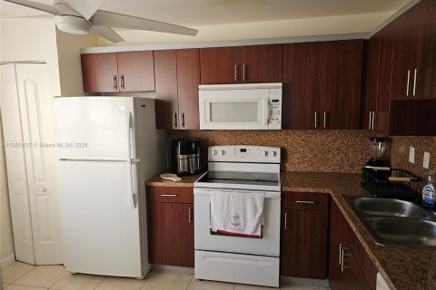 Condo in Miami, Florida, 3 bedrooms  № 1365863 - photo 12