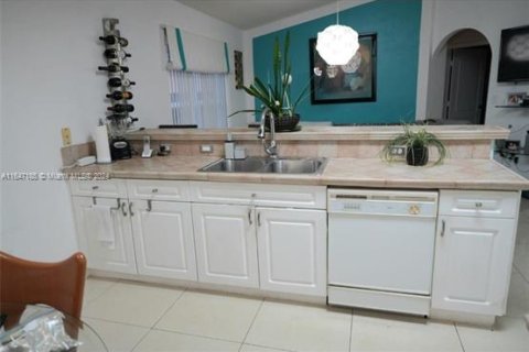 House in Miami, Florida 3 bedrooms, 159.61 sq.m. № 1329932 - photo 8