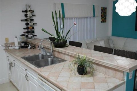 House in Miami, Florida 3 bedrooms, 159.61 sq.m. № 1329932 - photo 7