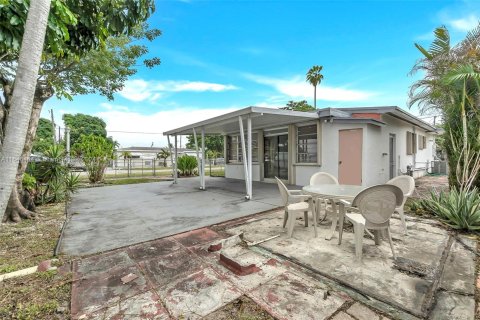 House in Hialeah, Florida 2 bedrooms, 101.91 sq.m. № 1329049 - photo 21