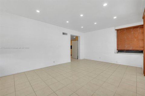 Casa en venta en Hialeah, Florida, 2 dormitorios, 101.91 m2 № 1329049 - foto 9