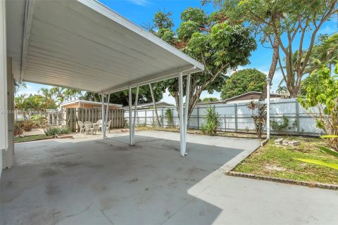 House in Hialeah, Florida 2 bedrooms, 101.91 sq.m. № 1329049 - photo 18