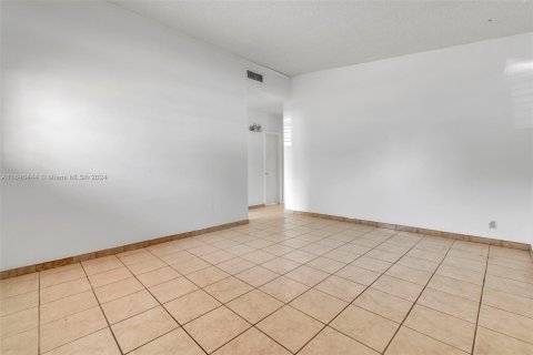 Casa en venta en Hialeah, Florida, 2 dormitorios, 101.91 m2 № 1329049 - foto 4