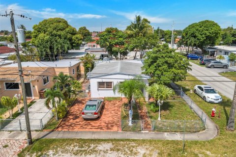 Casa en venta en Hialeah, Florida, 2 dormitorios, 101.91 m2 № 1329049 - foto 1