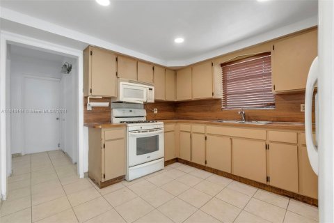 Casa en venta en Hialeah, Florida, 2 dormitorios, 101.91 m2 № 1329049 - foto 7