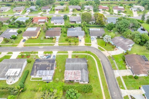 House in Delray Beach, Florida 3 bedrooms, 176.42 sq.m. № 961522 - photo 1