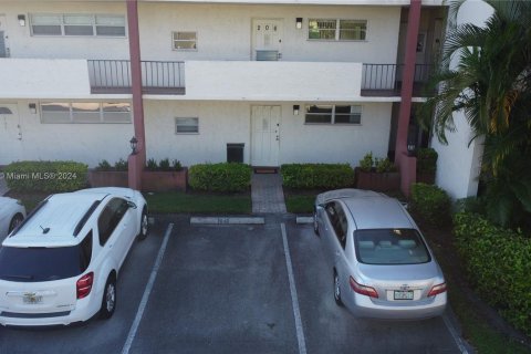 Condo in Pembroke Pines, Florida, 1 bedroom  № 1330323 - photo 2