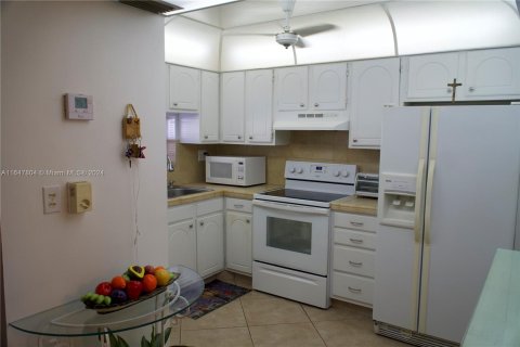 Condo in Pembroke Pines, Florida, 1 bedroom  № 1330323 - photo 9