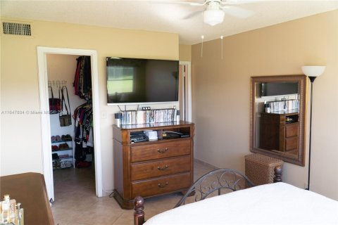 Condo in Pembroke Pines, Florida, 1 bedroom  № 1330323 - photo 13