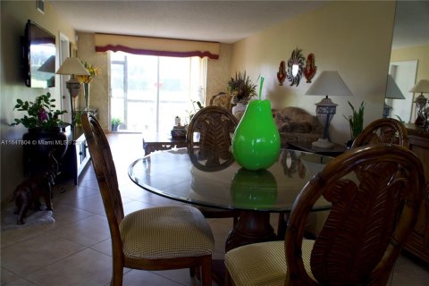 Condo in Pembroke Pines, Florida, 1 bedroom  № 1330323 - photo 10