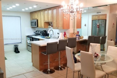 Condo in Lauderhill, Florida, 2 bedrooms  № 1364819 - photo 1