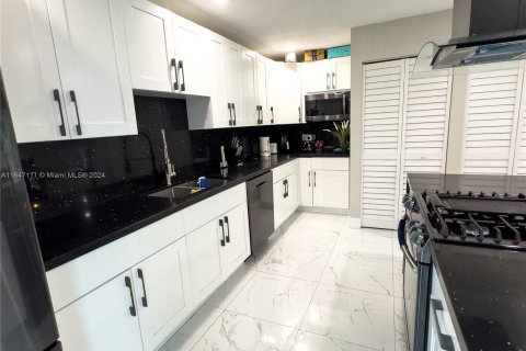 Casa en venta en Miami, Florida, 4 dormitorios, 185.06 m2 № 1329841 - foto 14