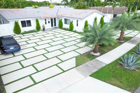 Villa ou maison à vendre à Miami, Floride: 4 chambres, 185.06 m2 № 1329841 - photo 1