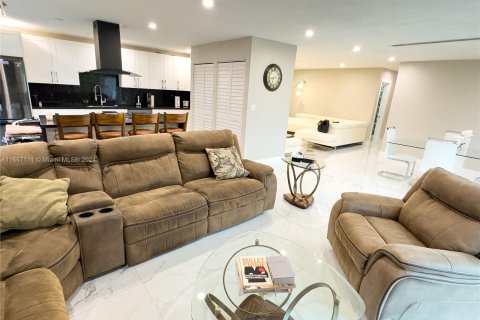 Casa en venta en Miami, Florida, 4 dormitorios, 185.06 m2 № 1329841 - foto 16