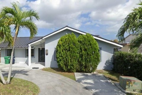 House in Miami, Florida 3 bedrooms, 162.02 sq.m. № 1413603 - photo 1