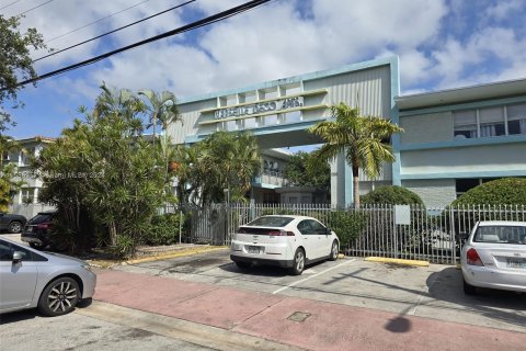 Condo in Miami Beach, Florida, 2 bedrooms  № 1208900 - photo 1