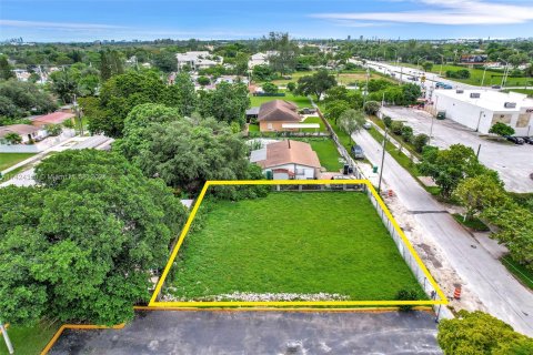 Propiedad comercial en venta en Miami, Florida № 1178834 - foto 11