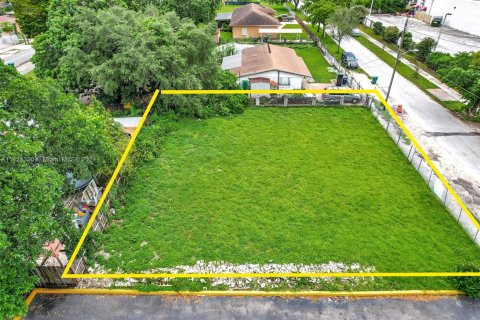 Propiedad comercial en venta en Miami, Florida № 1178834 - foto 1