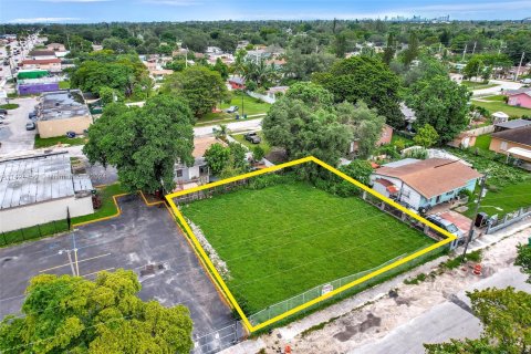 Propiedad comercial en venta en Miami, Florida № 1178834 - foto 8