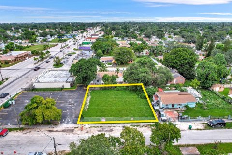 Propiedad comercial en venta en Miami, Florida № 1178834 - foto 9