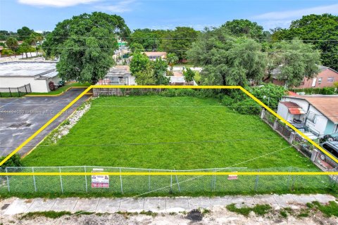 Propiedad comercial en venta en Miami, Florida № 1178834 - foto 4