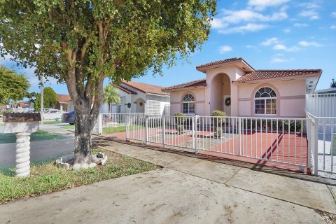 Casa en venta en Hialeah, Florida, 3 dormitorios, 135.64 m2 № 1401237 - foto 2