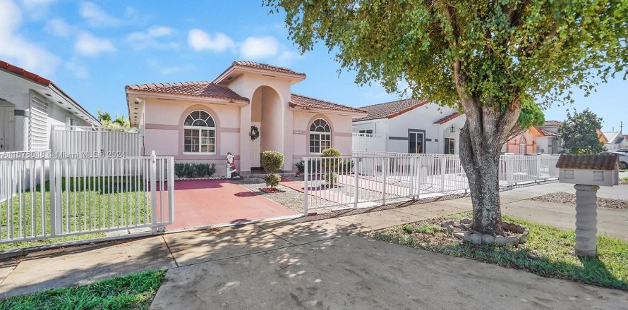 Casa en Hialeah, Florida 3 dormitorios, 135.64 m2 № 1401237