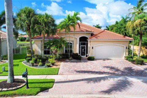 House in Lake Worth, Florida 4 bedrooms, 240.06 sq.m. № 1290288 - photo 1