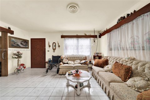 Casa en venta en Hialeah, Florida, 2 dormitorios, 159.14 m2 № 1395207 - foto 5