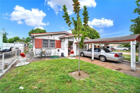 Villa ou maison à vendre à Hialeah, Floride: 2 chambres, 159.14 m2 № 1395207 - photo 1