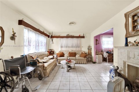 House in Hialeah, Florida 2 bedrooms, 159.14 sq.m. № 1395207 - photo 10