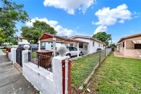 Villa ou maison à vendre à Hialeah, Floride: 2 chambres, 159.14 m2 № 1395207 - photo 2