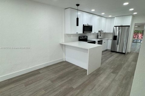 House in Miami, Florida 5 bedrooms, 162.39 sq.m. № 1395208 - photo 12