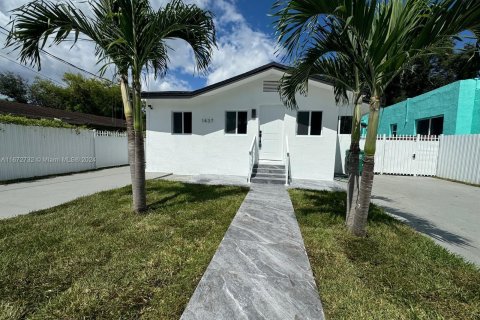 House in Miami, Florida 5 bedrooms, 162.39 sq.m. № 1395208 - photo 3