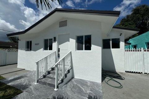 House in Miami, Florida 5 bedrooms, 162.39 sq.m. № 1395208 - photo 1