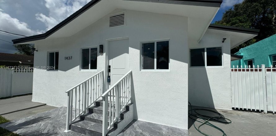 House in Miami, Florida 5 bedrooms, 162.39 sq.m. № 1395208