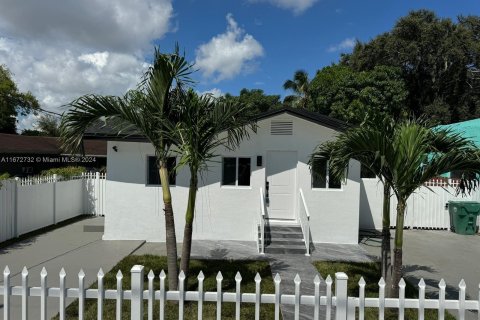 House in Miami, Florida 5 bedrooms, 162.39 sq.m. № 1395208 - photo 2