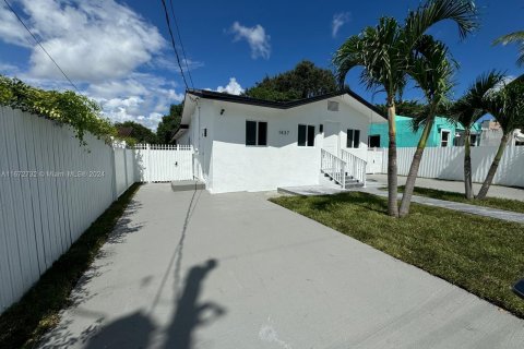 House in Miami, Florida 5 bedrooms, 162.39 sq.m. № 1395208 - photo 4