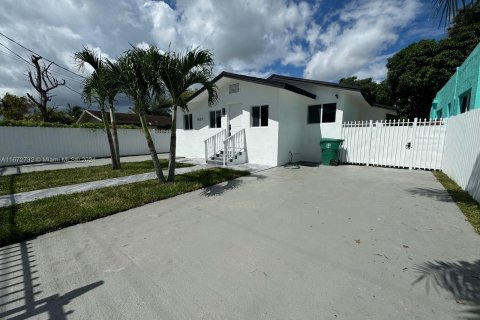 House in Miami, Florida 5 bedrooms, 162.39 sq.m. № 1395208 - photo 7