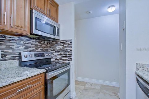 Condo in Tampa, Florida, 2 bedrooms  № 1363576 - photo 13