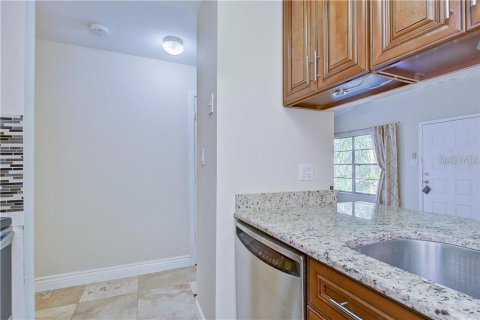 Condo in Tampa, Florida, 2 bedrooms  № 1363576 - photo 14