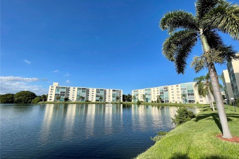 Condominio en venta en Dania Beach, Florida, 2 dormitorios, 110.55 m2 № 983350 - foto 1