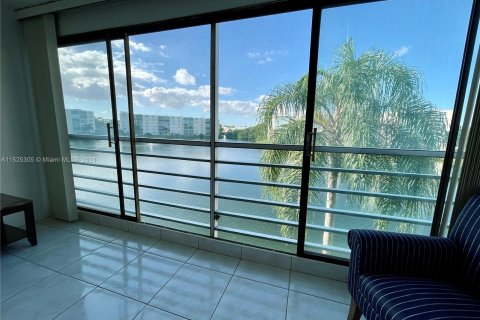 Copropriété à vendre à Dania Beach, Floride: 2 chambres, 110.55 m2 № 983350 - photo 2