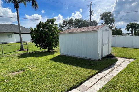 House in Cape Coral, Florida 3 bedrooms, 154.78 sq.m. № 921010 - photo 30